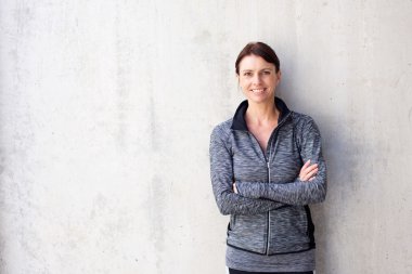 Çekici büyük spor kadın gülümseyerek