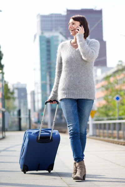 Mulher de viagem andando com celular e mala — Fotografia de Stock