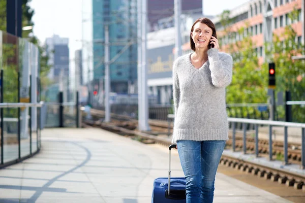 Sonriente mujer viajera hablando por teléfono móvil — Foto de Stock