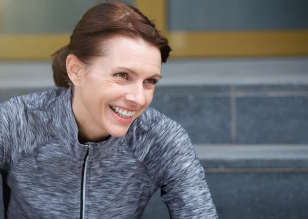 Sorrindo mulher desportiva — Fotografia de Stock