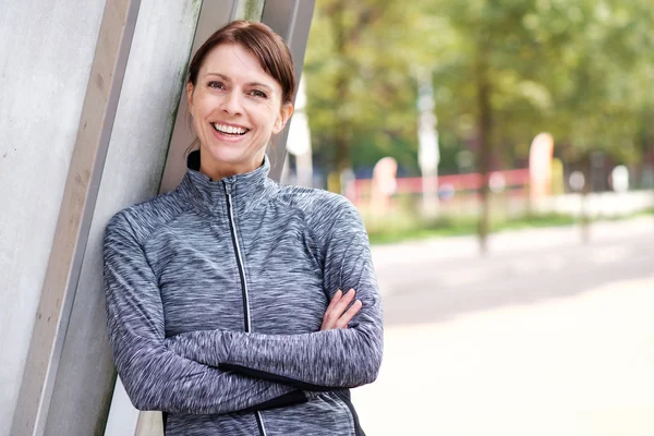 Wanita olahraga yang percaya diri tersenyum di luar ruangan — Stok Foto