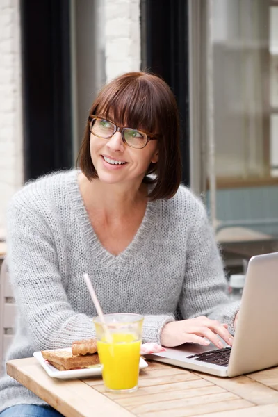 Kvinna i glas med laptop — Stockfoto