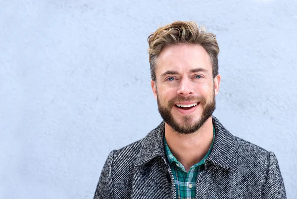 Schöner lächelnder Mann mit Bart — Stockfoto