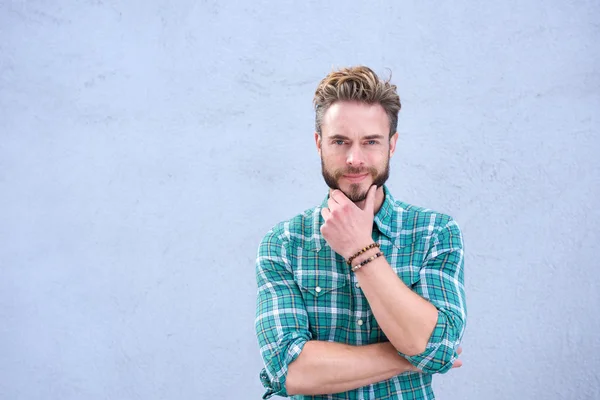 Fresco ragazzo sorridente con mano sul mento — Foto Stock