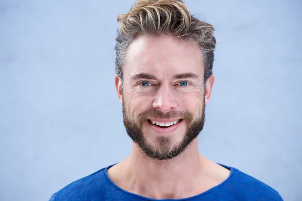 Fechar o retrato homem com a barba sorrindo — Fotografia de Stock