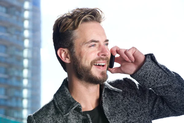 Homme souriant avec barbe parlant sur téléphone portable — Photo