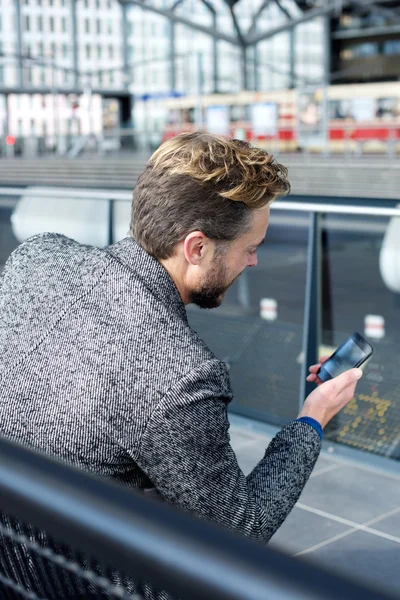 Muž se dívá na mobil — Stock fotografie