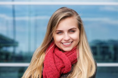 Sarışın güzel kırmızı eşarp ile gülümseyen