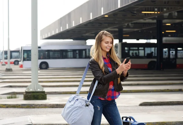 Fiatal női utas látszó-on mozgatható telefon — Stock Fotó