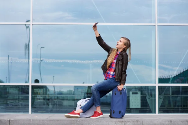 Δροσερό νεαρή γυναίκα λαμβάνοντας selfie με Ταξιδιωτικοί σάκοι — Φωτογραφία Αρχείου
