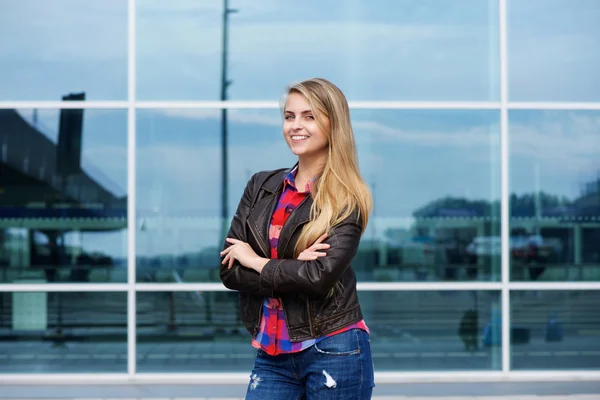 Usměvavá mladá žena stojící venku ve městě — Stock fotografie