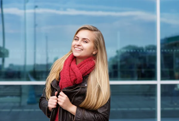 S úsměvem mladá žena s vlněný šátek — Stock fotografie