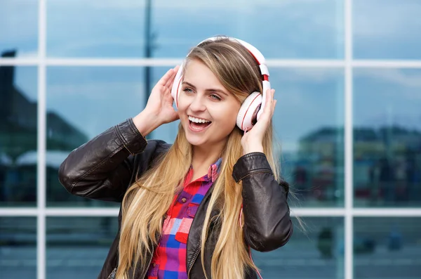Jeune femme appréciant la musique sur écouteurs — Photo