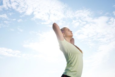 Yoga kadın dışarıda egzersiz egzersiz germe