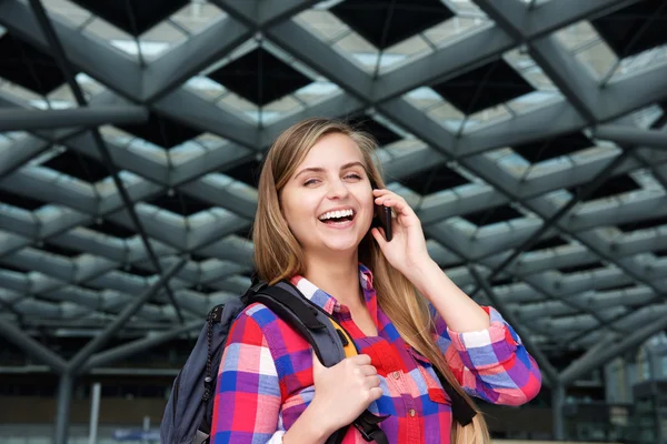 Giovane donna allegra con telefono cellulare e zaino — Foto Stock