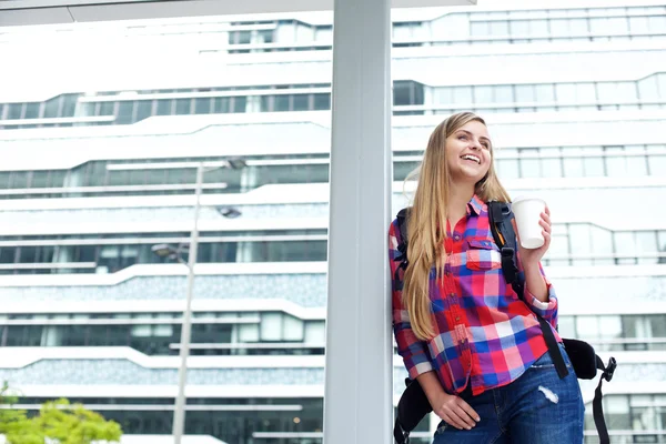 Usmívající se žena vysokoškolský student s vakem a šálek kávy — Stock fotografie