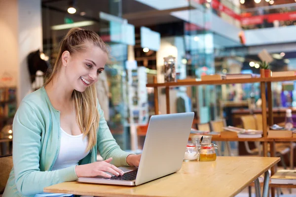 Zâmbind o studentă care studiază cu laptopul — Fotografie, imagine de stoc