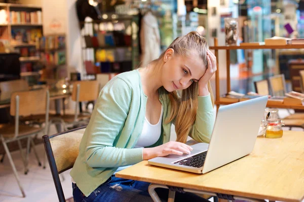Kvinnlig student sitter i klass med laptop — Stockfoto