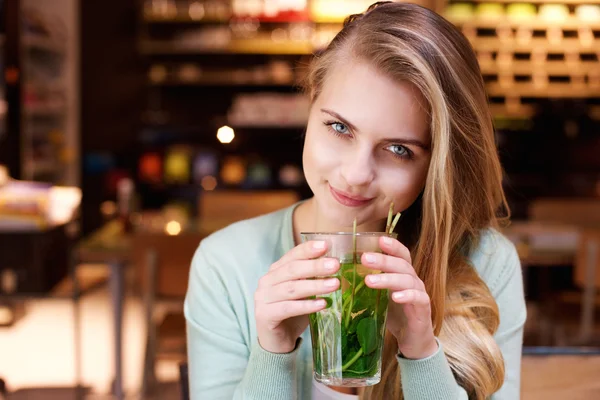 Attraente giovane donna che beve tè alla menta — Foto Stock