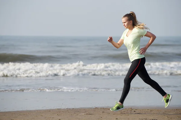 在海边的女子赛跑运动员 — 图库照片