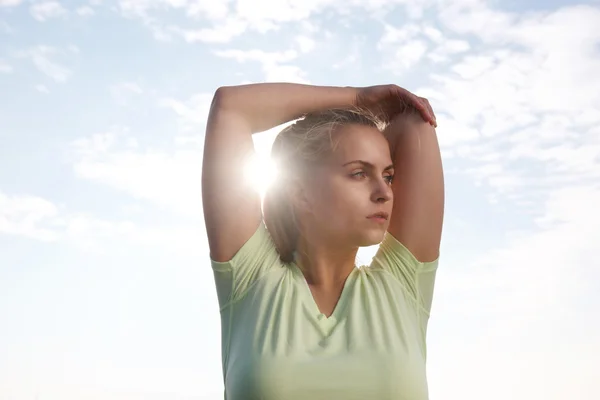 Yoga egzersiz kadın egzersiz germe — Stok fotoğraf