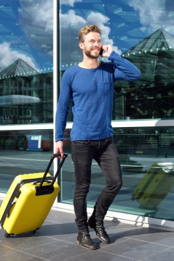 Yakışıklı adam seyahat