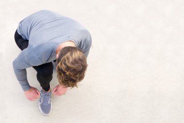 Koşmak önce bağcık bağlama spor adamı