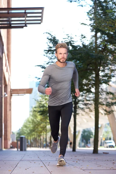 Hombre corriendo en la ciudad — Foto de Stock