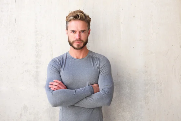 Homem bonito com barba com braços cruzados — Fotografia de Stock