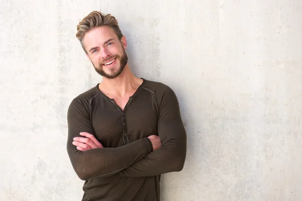 Cool modern man smiling with arms crossed — Stock Photo, Image