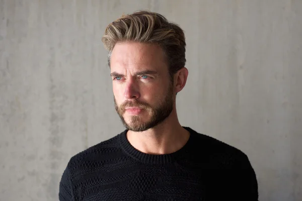Modelo de moda masculina con barba mirando — Foto de Stock