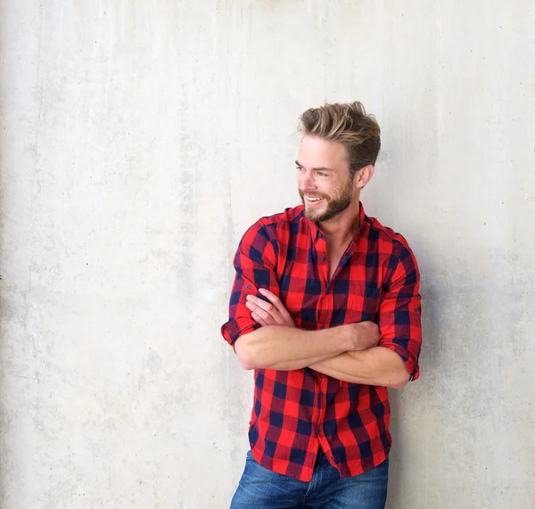 Confident smiling man posing with arms crossed — Stock Photo, Image