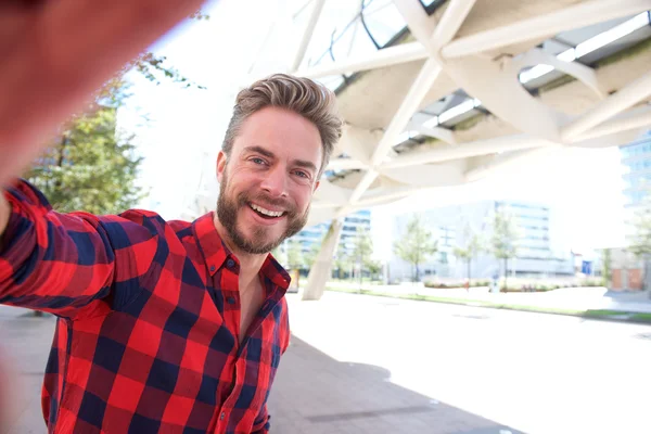 Sorridente uomo prendendo selfie — Foto Stock