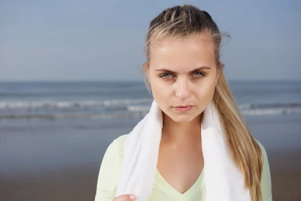 Sportieve vrouw met ernstige expressie op het strand — Stockfoto