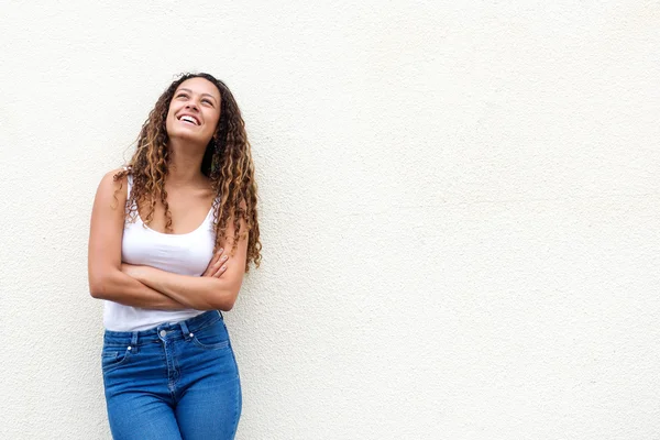 Avslappnad ung kvinna letar upp leende — Stockfoto