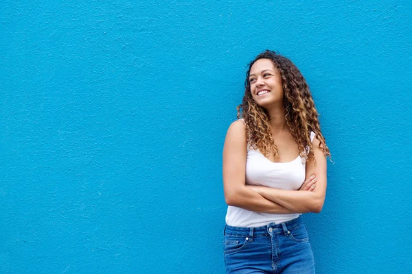 Jeune femme détendue souriant les bras croisés — Photo