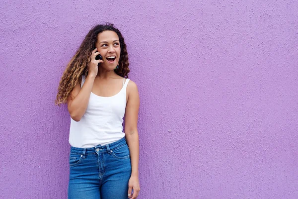 Mujer sonriente hablando por teléfono móvil y mirando hacia otro lado —  Fotos de Stock
