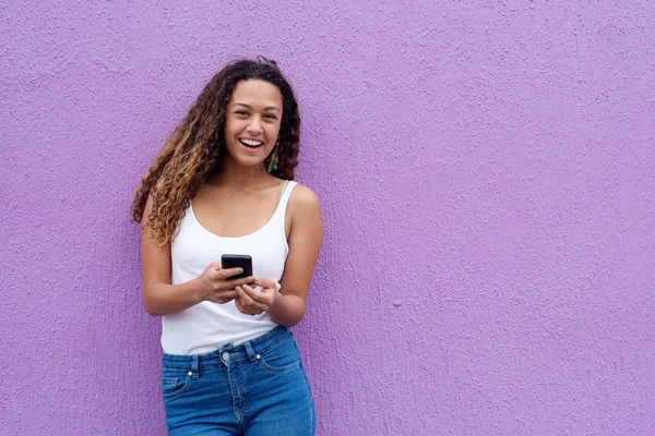 Веселая молодая женщина с мобильным телефоном — стоковое фото