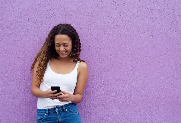 휴대 전화에 문자 메시지를 읽는 여자 — 스톡 사진