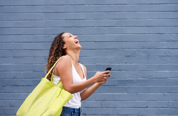 Mujer joven mensajes de texto y riendo —  Fotos de Stock