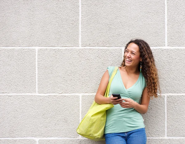 Atractiva joven riendo con teléfono móvil — Foto de Stock