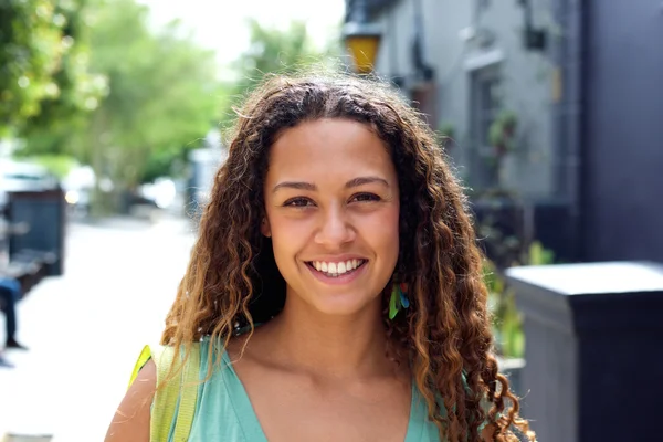 Sorrindo jovem mulher andando ao ar livre na cidade — Fotografia de Stock