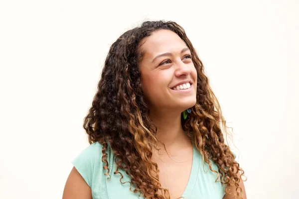 Sorrindo jovem mulher com cabelo encaracolado olhando para longe — Fotografia de Stock