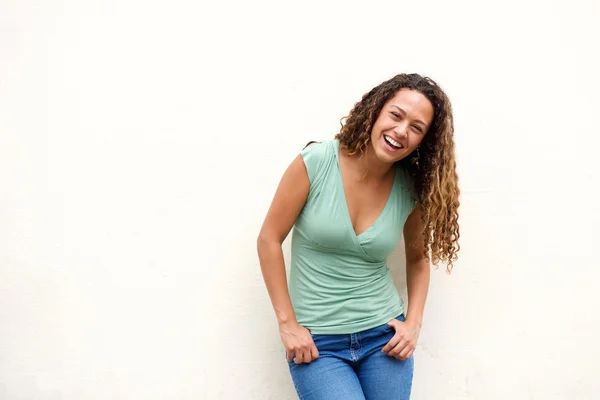 Приваблива молода жінка сміється на білому тлі — стокове фото