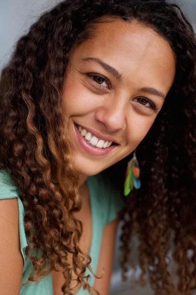 Volto sorridente di una bella donna — Foto Stock