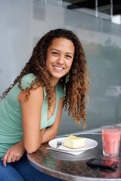 Jovem atraente sentada em um café ao ar livre — Fotografia de Stock