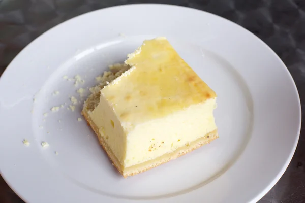 Tarta de queso en plato blanco — Foto de Stock