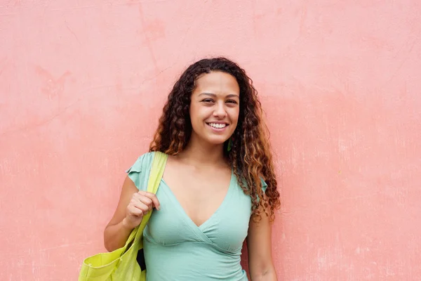 Jovencita sonriendo con el bolso —  Fotos de Stock