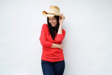 Kovboy şapkası ile gülümseyen çekici genç kadın