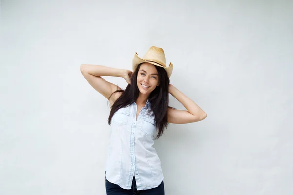 Femme confiante souriante avec chapeau de cow-boy — Photo